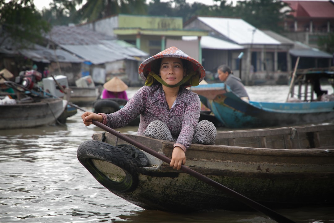 Mệnh Thành Đầu Thổ (Thổ) — tuổi Kỷ Mão (1999) — màu xe, màu phòng ngủ hợp mệnh